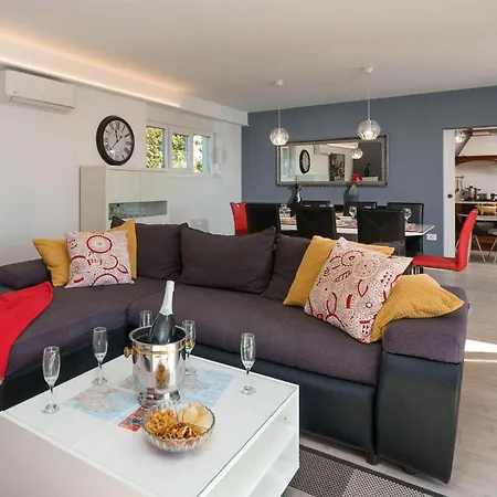 Landa Holiday home Labinci